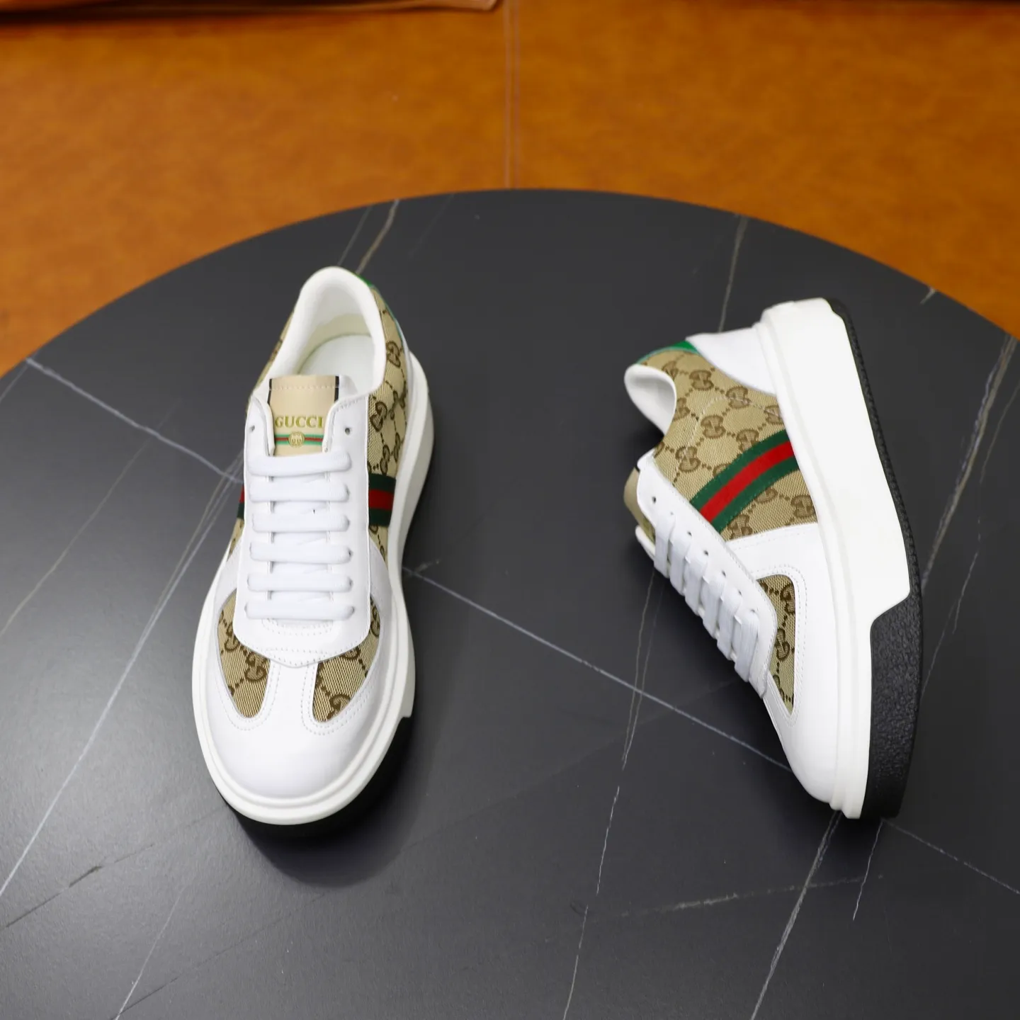 Ex-factory price: 462💰🙅‍♂️🙅‍♂️🙅‍♂️ Brand: GUCCI Standard code: 38-44 (45 customized) Grade: Same as the official website Material: Original material splicing Comfortable and breathable lining Lightweight and wear-resistant sports outsole Style category: Men's fashionable casual shoes Running sneakers Distinguished luxury brand elements Top luxury Color: actual picture color